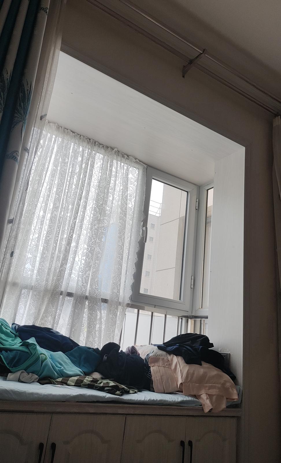 谁来救救我的飘窗啊？真的愁死我了。谁家的这个地方是用来堆放杂物衣服的了？有没有
