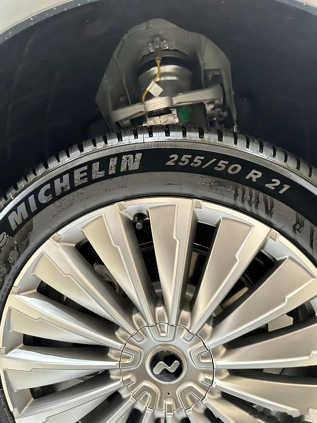 乐道L90都用上了空气悬挂，这一次能卖爆吧？27.99万元的售价非常的惊喜，希望