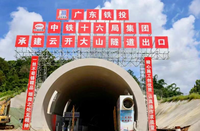 深圳去南宁，现在坐高铁最快也得3个半小时以上，转车的话折腾更久。但凡想周末去趟广