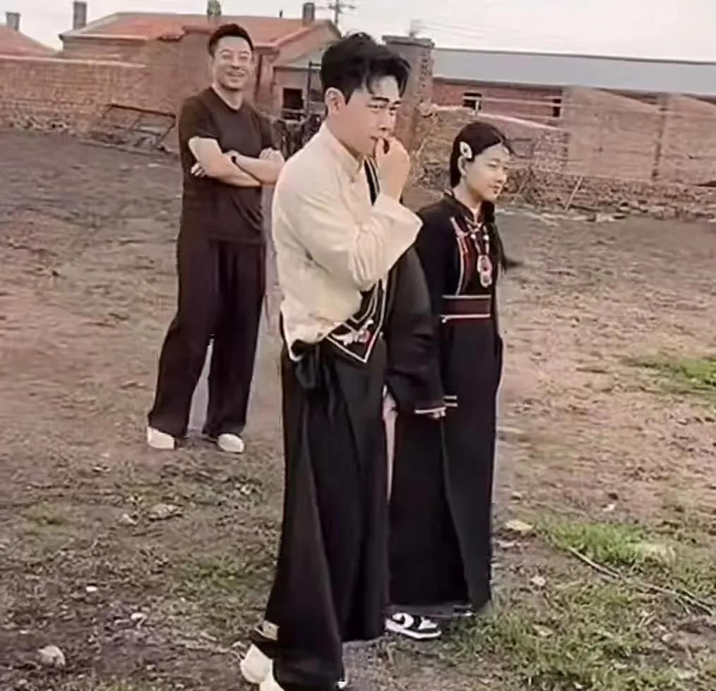 黄春梅这弯弯绕绕的戏码真够曲折！要不是在日本旅游那晚跳舞，或许也不至于疼成那样。