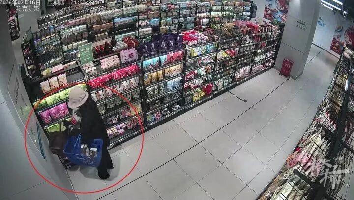 “大开眼界！”浙江杭州，一名女子为了偷3瓶飞天茅台，竟然上演了一场特工级别的反侦