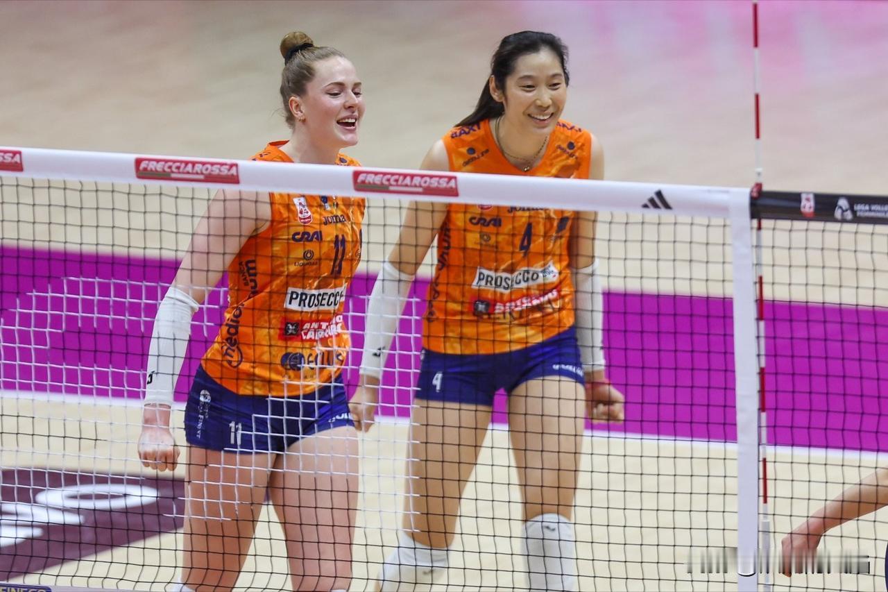 朱婷发挥出色，本场决赛29中12，拦1.共得到13分，这里面有很多分都是局末的关