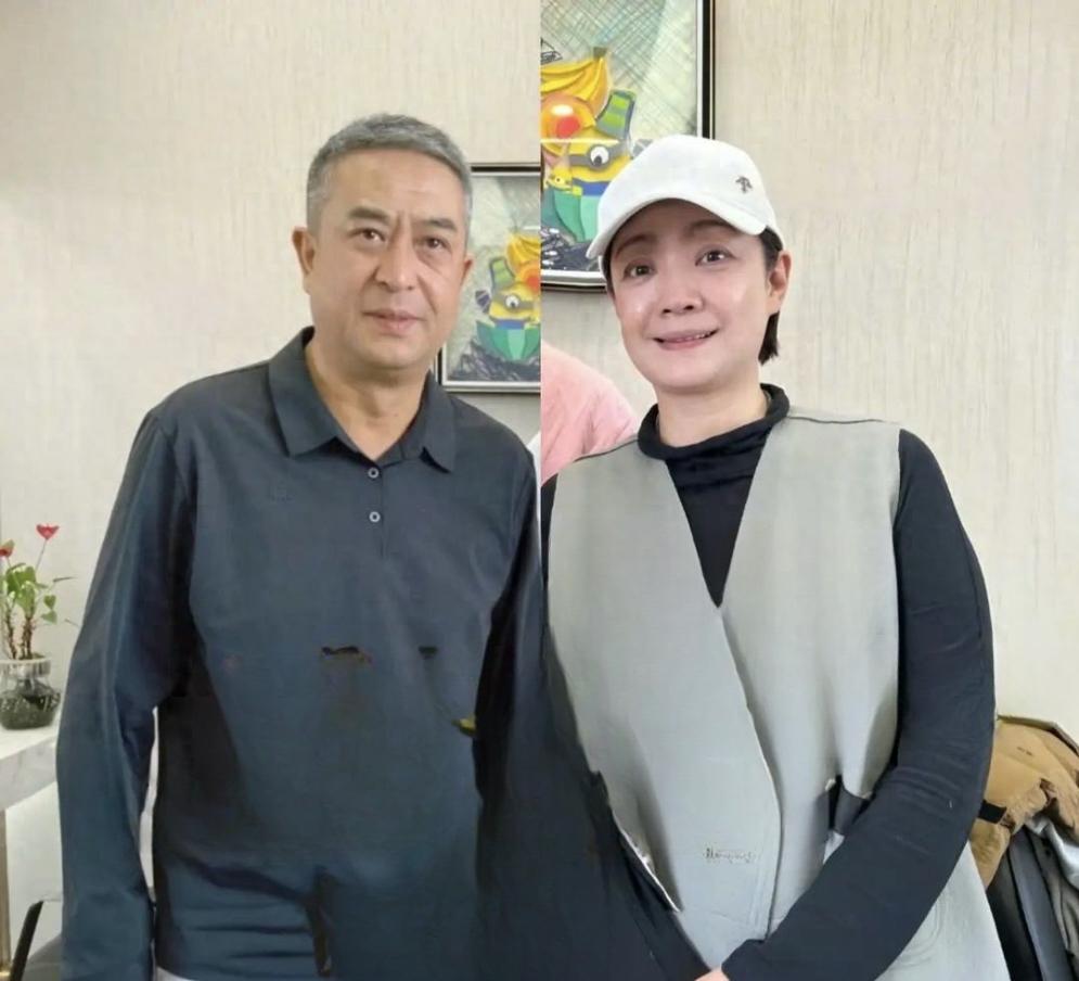 55岁张嘉译近况曝光，头发全白显老，与妻子王海燕状态反差大今年春节，55岁张