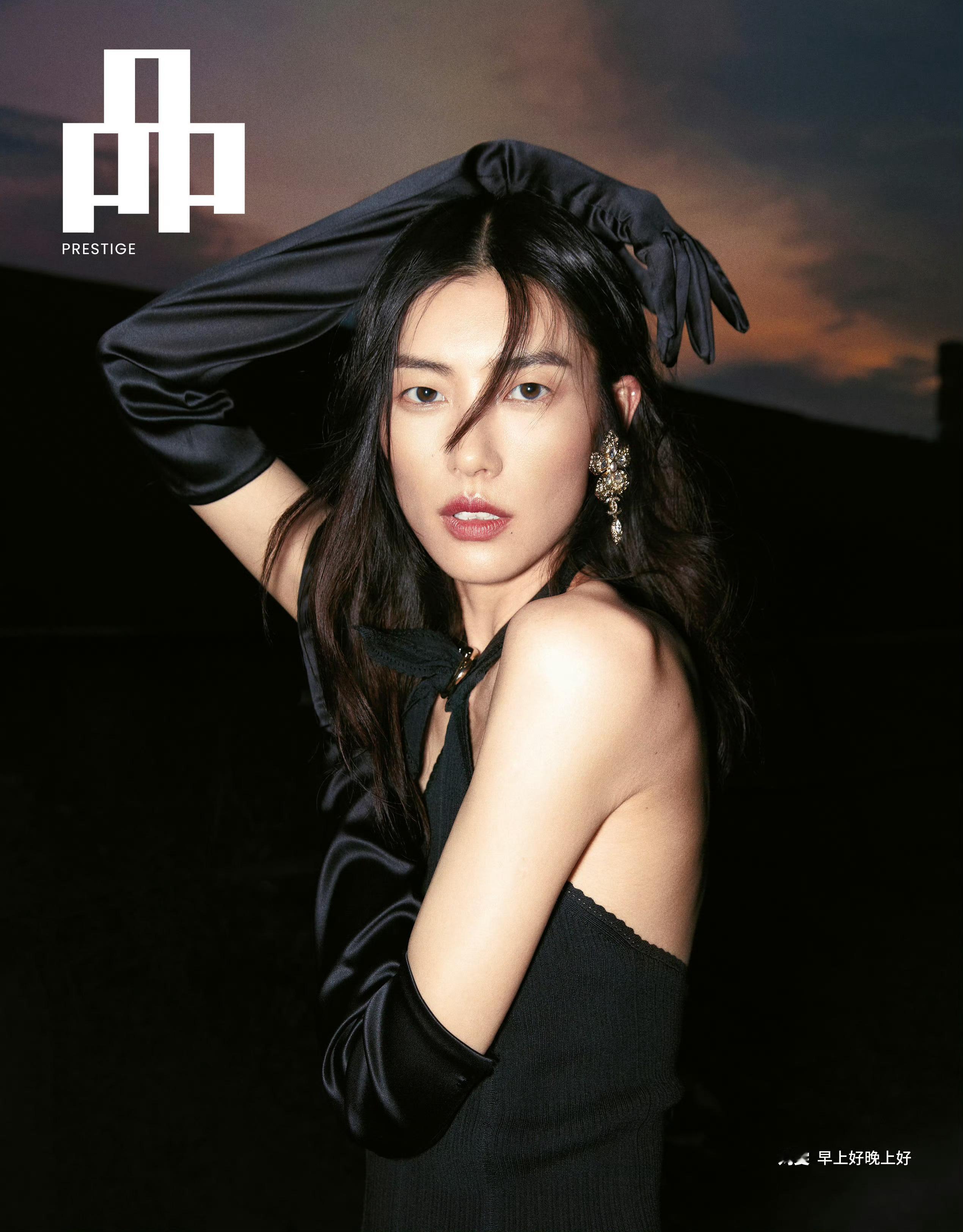 刘雯品Prestige新加坡版12月刊封面，身穿CHANEL26早春度假系