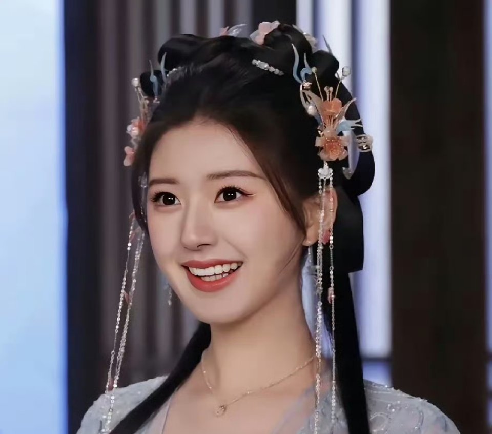 太可惜了，原来原定女主是赵露思，奈何公司不放人这才被王影璐捡漏，这两人古