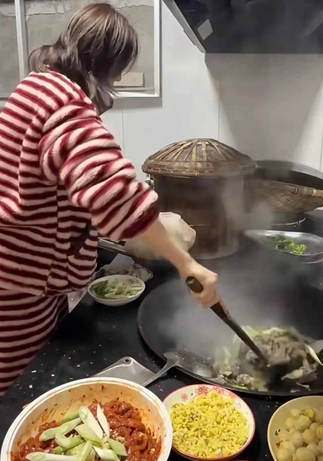 海哈金喜晒自己蒸的排骨香肠，在老家烧柴火做饭，炒菜用大铁锅，亲戚朋友聚会坐了三大