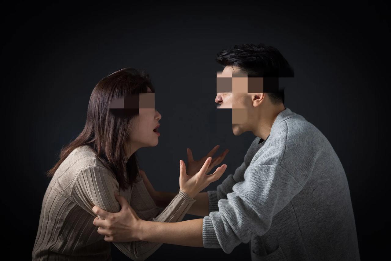 江西宜春，女子背着男子偷偷在外找情人，男子得知后心痛不已，果断提出离婚，两人分开