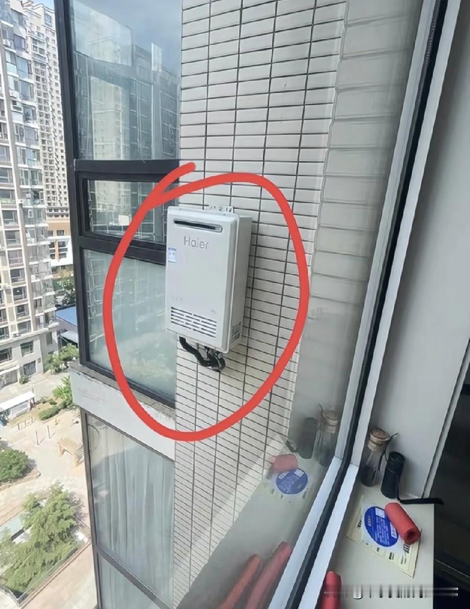 邻居真牛把燃气热水器装在外面!今天站在阳台往下看，直接被邻居家的操作整懵了