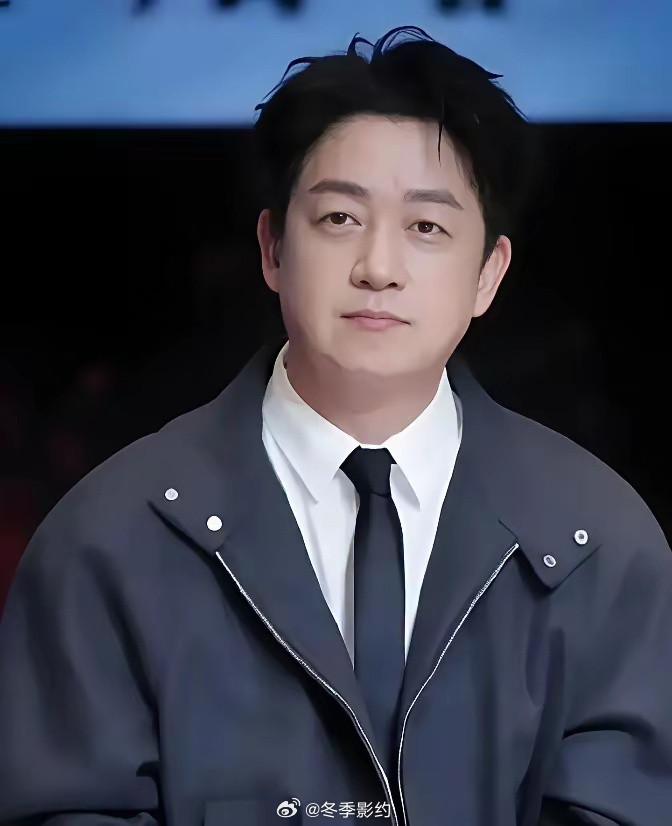 11年没住一起的儿子，突然拎着行李敲开父亲的门。17岁的顶顶自己决定：高三这年，