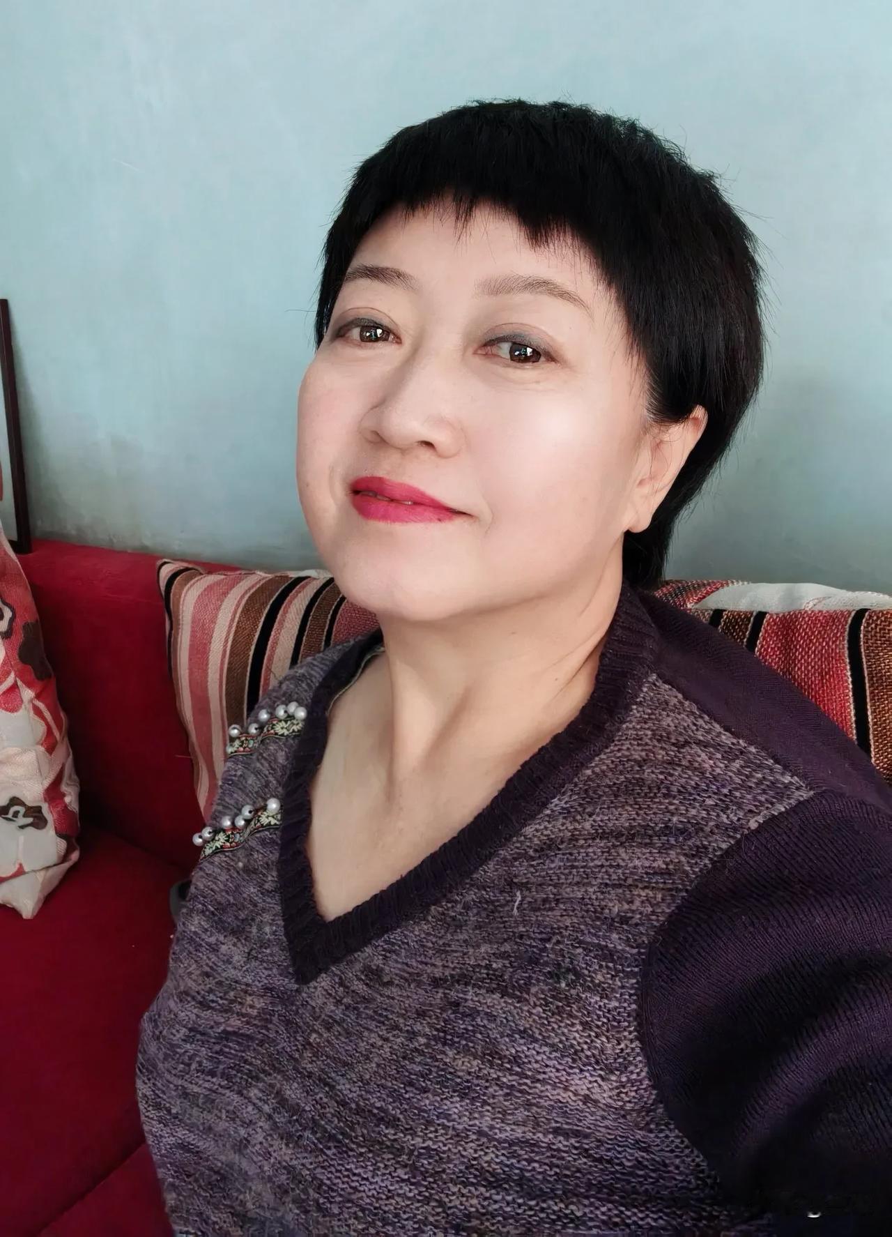上午去理发，理发师说要给我剪一个马伊琍的那款发型。剪后问我像不像