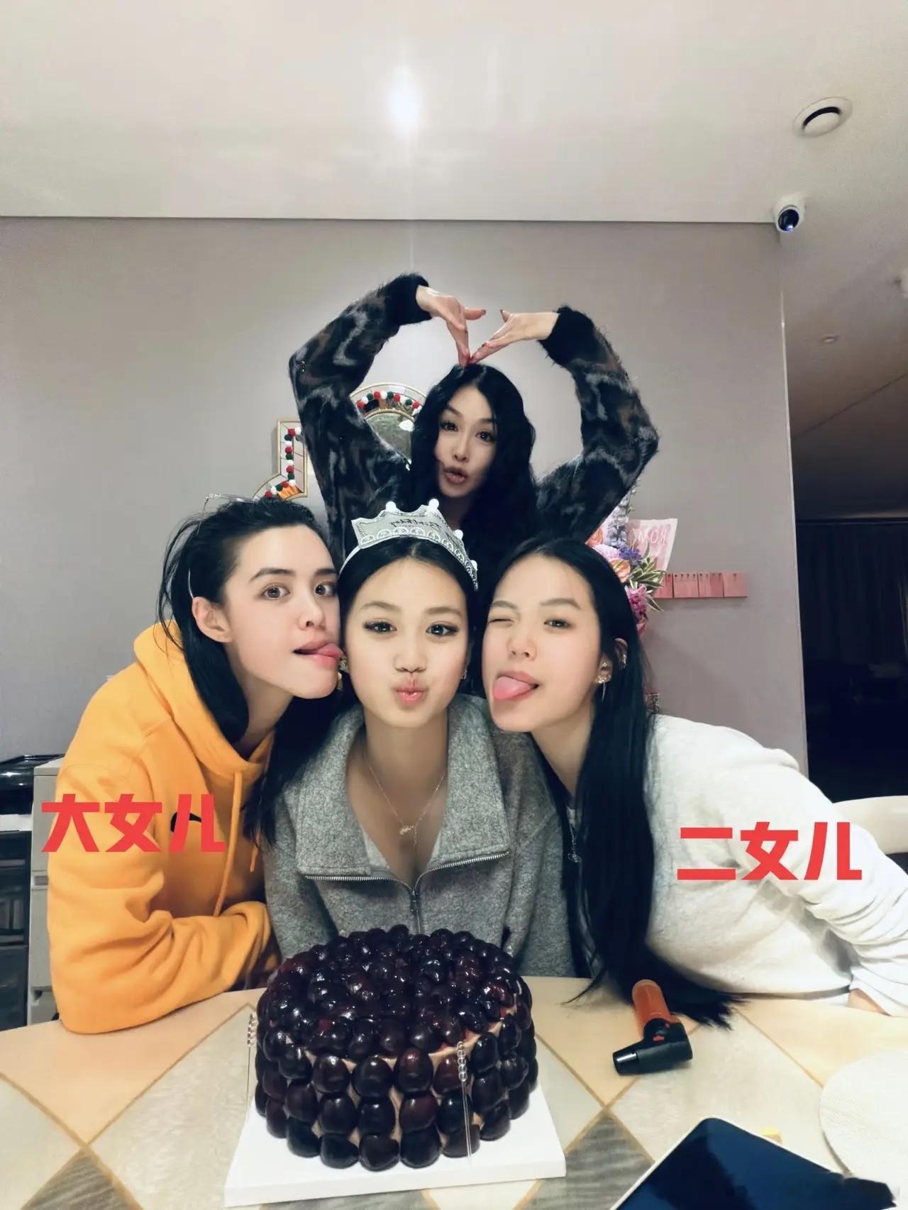 钟丽缇在家里为小女儿考拉庆祝16岁生日，她的老公张伦硕、三个女儿和父母都在场，一