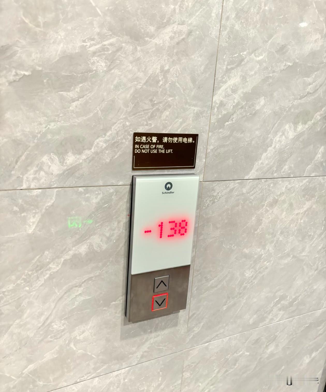 一个人坐这个电梯真的要被吓哭