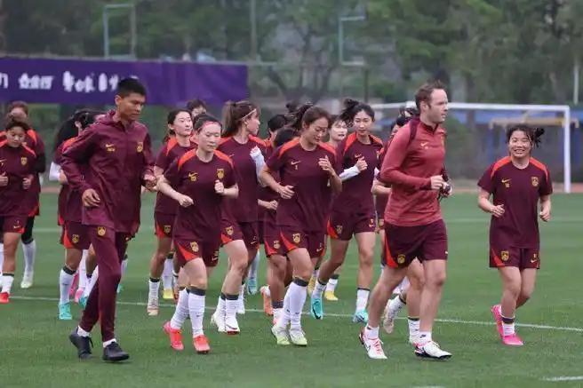 中国女足“蒙古族大将“乌日古木拉梅开二度，中国女足2比0越南女足，独进2球的乌日