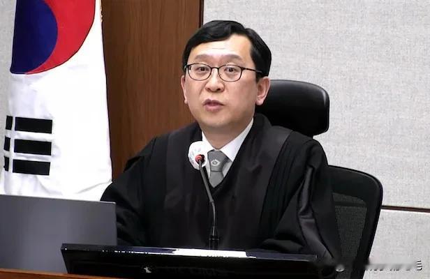 21日，判处韩德洙23年有期徒刑后，韩国首尔中央地方法院刑事33部审判长法官李珍