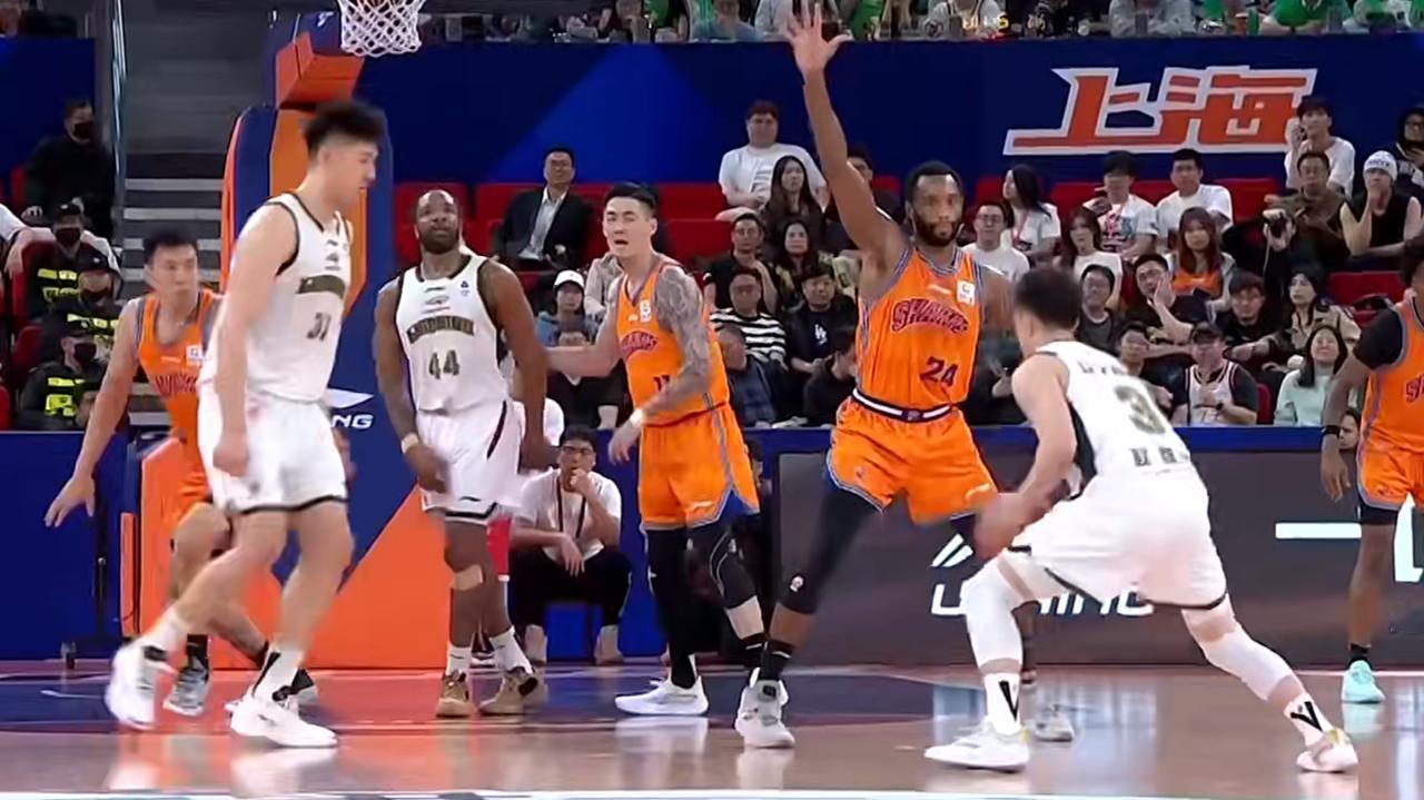 辽宁34分惨败上海男篮！赛后赵继伟发文，仅两个字意味深长！主教练向球迷道