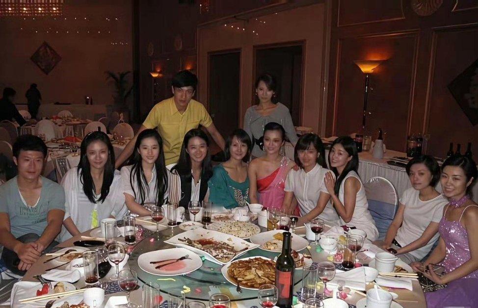 大学时期的刘亦菲在人群中美得很耀眼