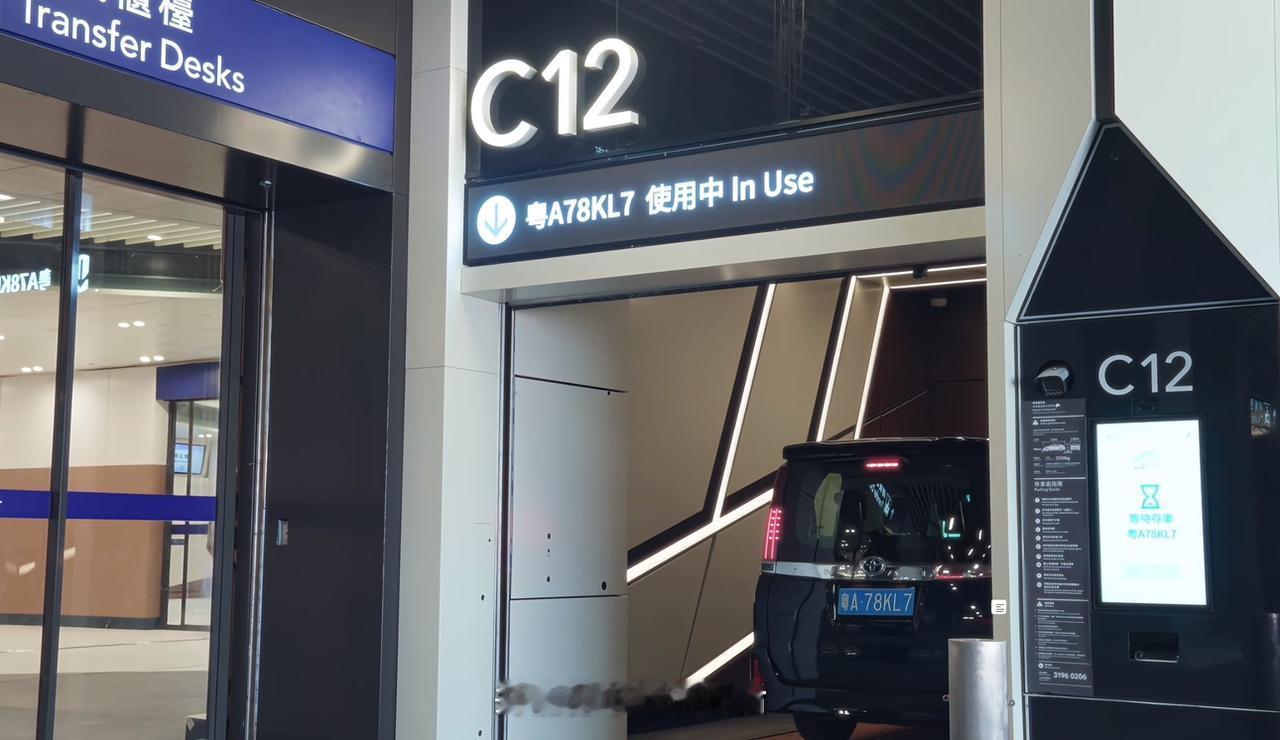 香港机场的粤A蓝牌右肽丰田Noah……【来自懂车帝车友圈】