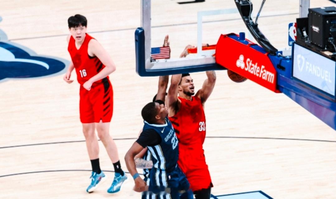 小科普：杨瀚森两次换下开拓者被打出10-0和13-0，最后输23分在刚刚结束的N