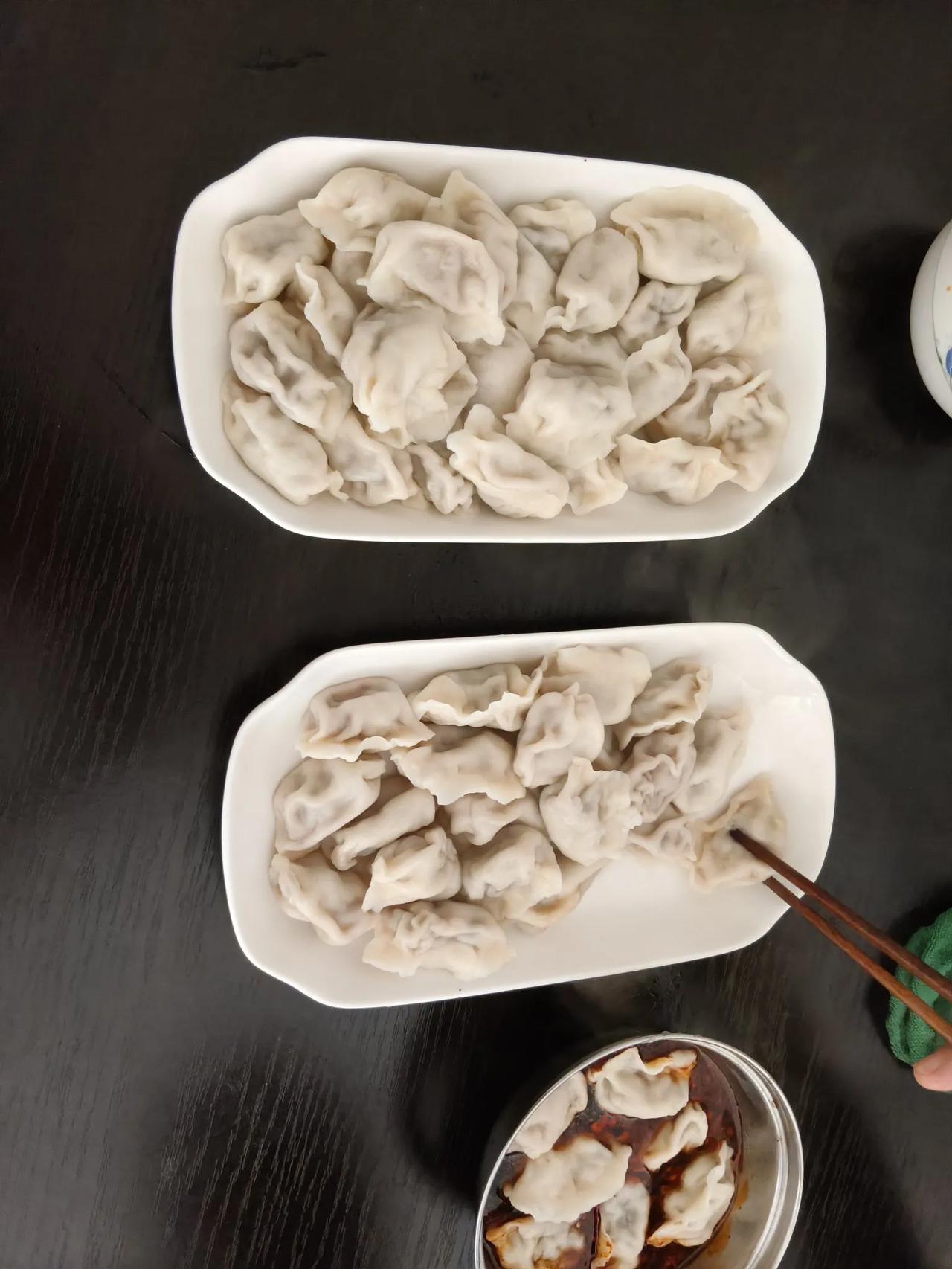 一般我们都是冬天包饺子的时候比较多，夏天很少吃饺子。天破天荒的包了一次饺子哦！