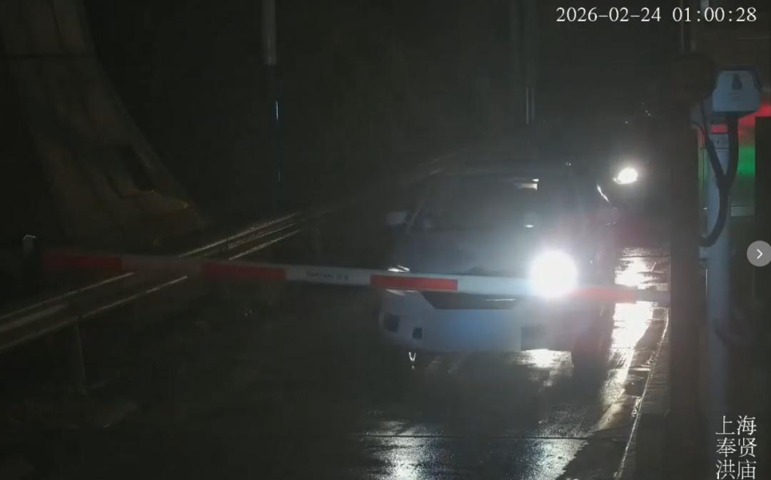 太奇葩了！上海，一男子春节期间准备卡点蹭免费高速，结果误以为进入服务区就等于出了