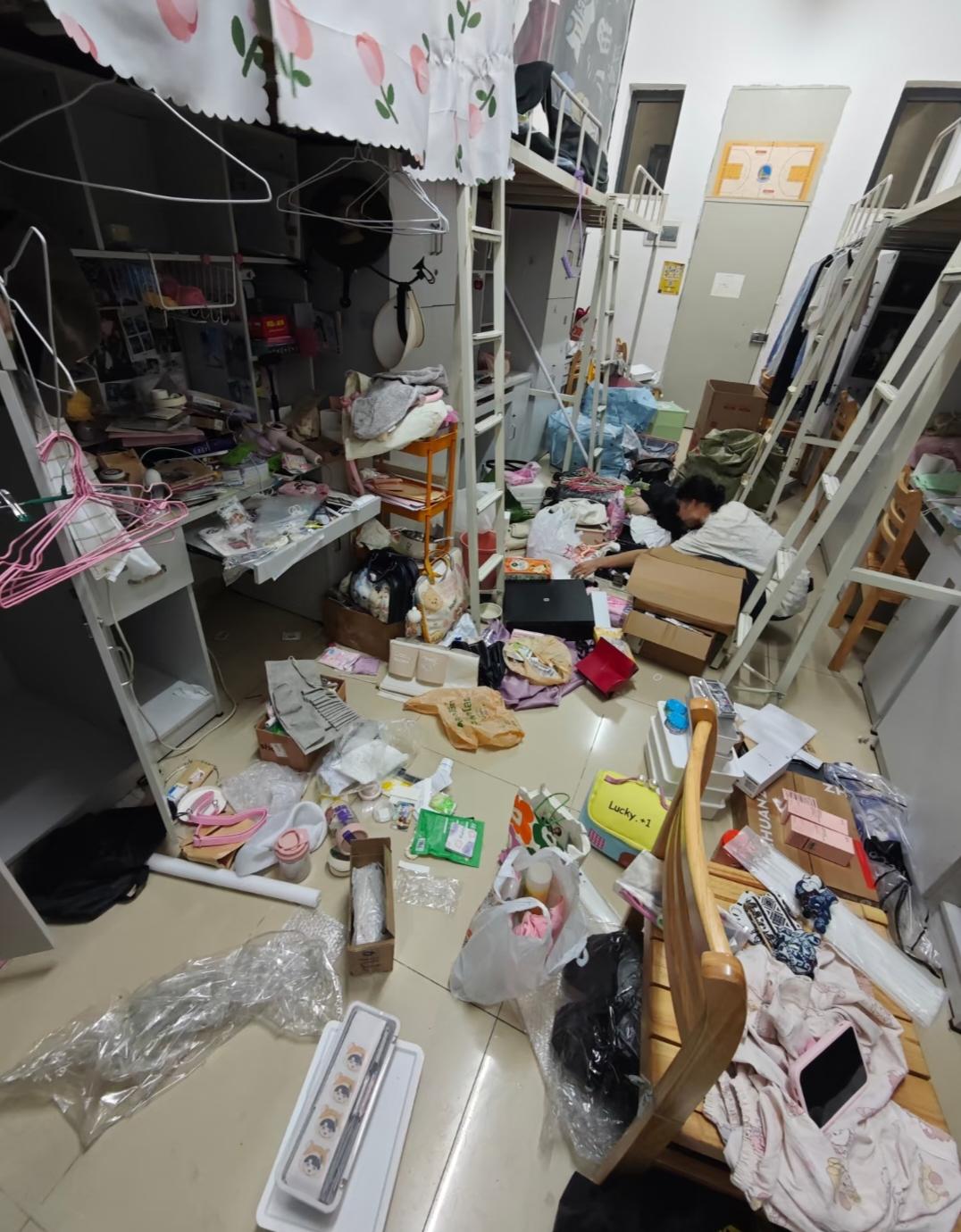 “真快要崩溃了！”一位妈妈发文求助：女儿大学宿舍六个人，从开学到现在，几乎所