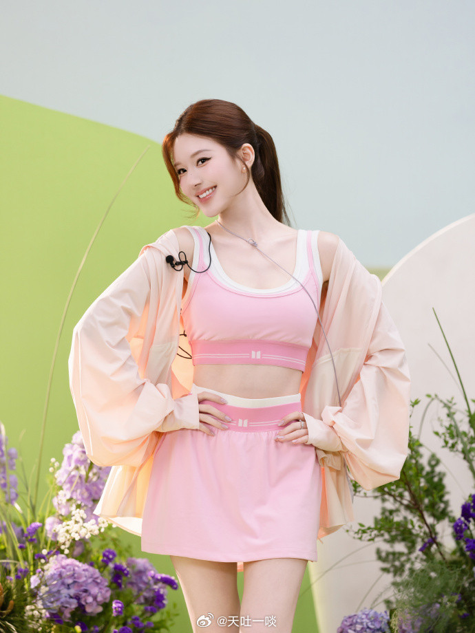 粉色运动套装、笑眼盈盈活力四射——赵露思。每日明星美图分享