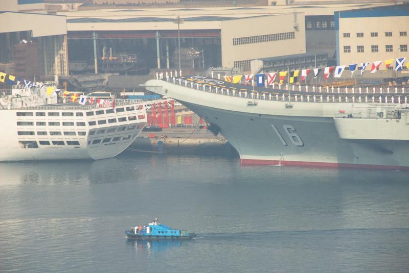 中国海军崛起：航母力量引领时代浪潮2025年新年伊始，中国海军便以一场震撼的