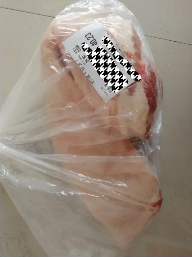 女子买10元肉被硬塞20元！商贩套路翻车，真诚才是生意“王炸”谁买肉没遇过