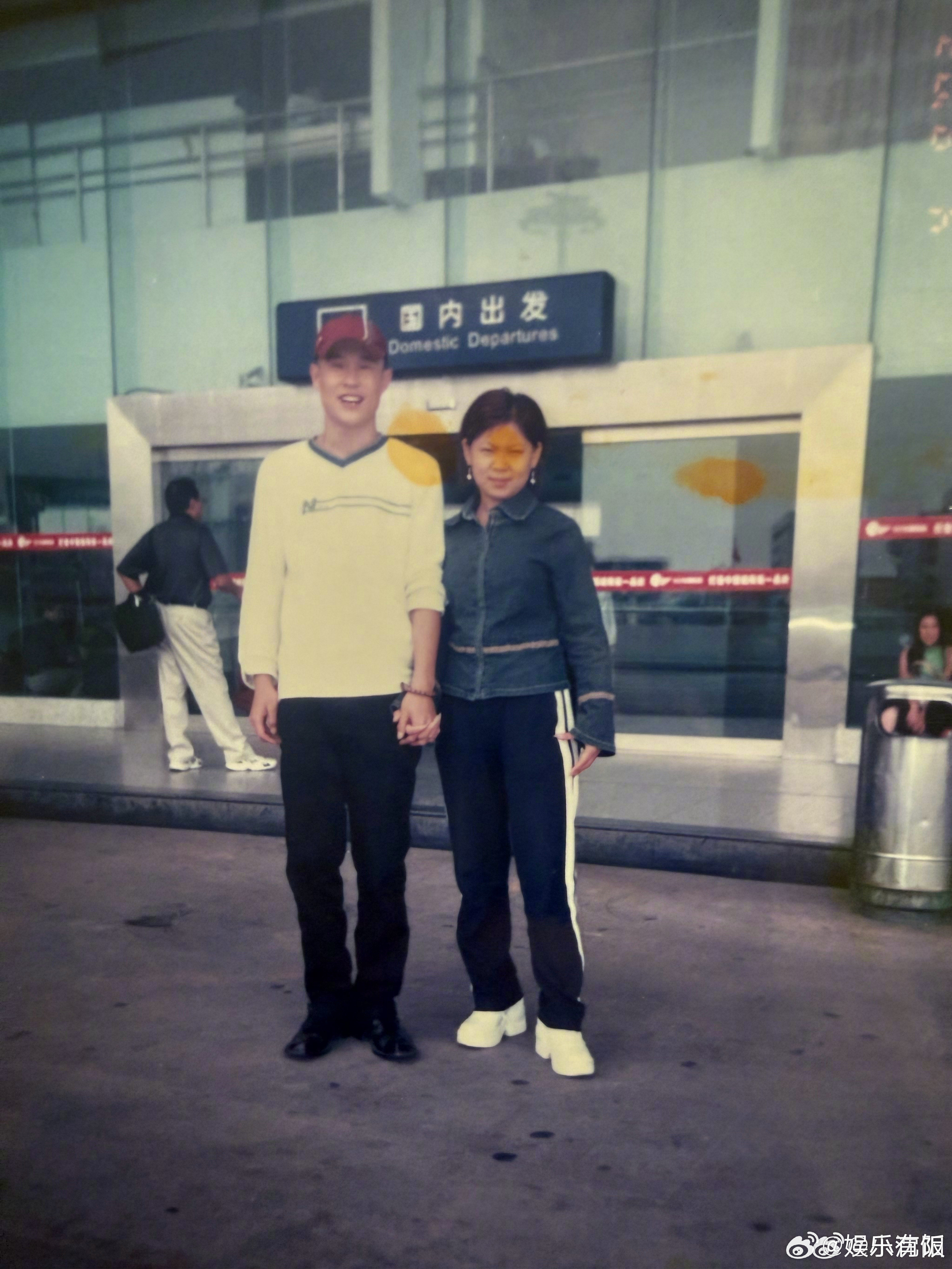 小沈阳沈春阳结婚22年了小沈阳沈春阳多年前的牵手照小沈阳发博庆祝和沈春阳结婚2