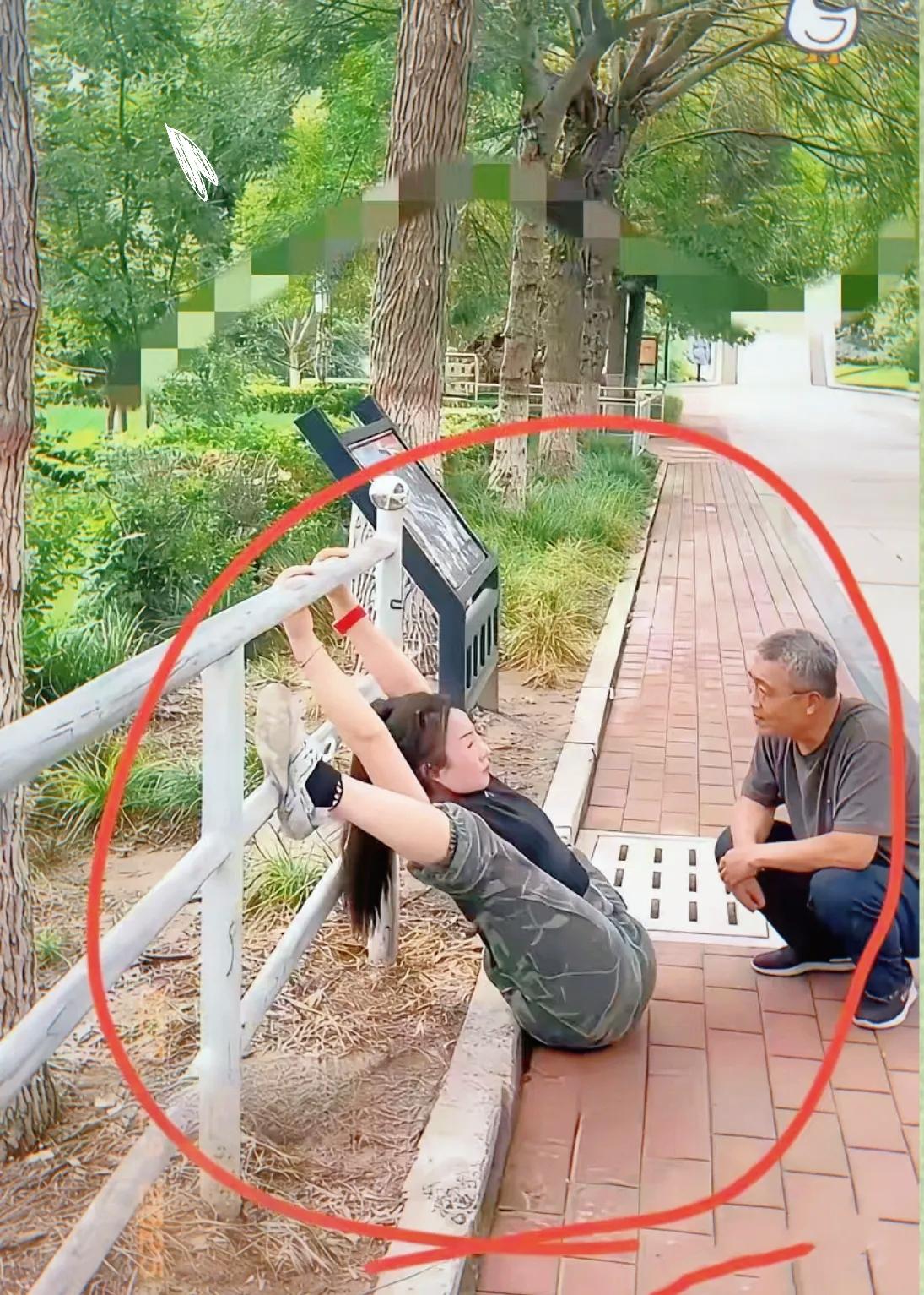 谁懂啊本来正专注拉伸突然一道阴影罩下来大爷蹲我面前离得超近鼻息都快喷到我