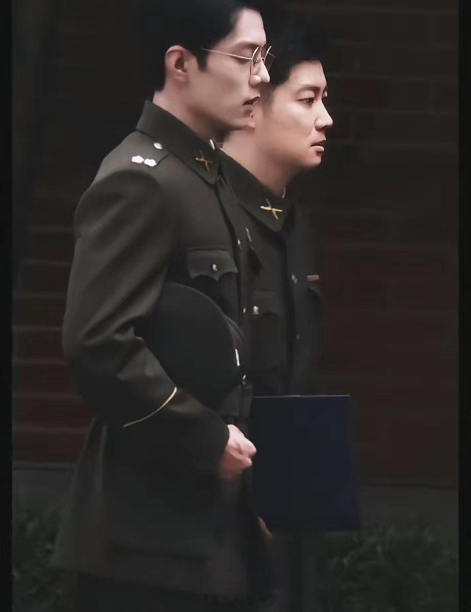就感觉谍报剧组醉翁之意不在酒啊，他们知道肖战的长相身段气质的优势在哪里，他们完全