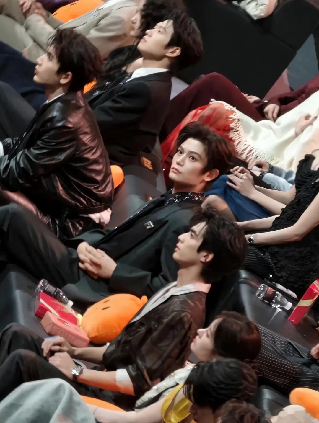 内娱男明星最帅的四张脸放一起了，但怎么放眼过去，都是🐒