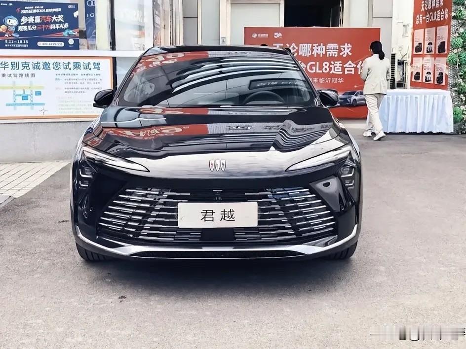 上周陪朋友去4S店试驾新一代君越，坐进车里第一感受就是这套科技配置完全不像这个价