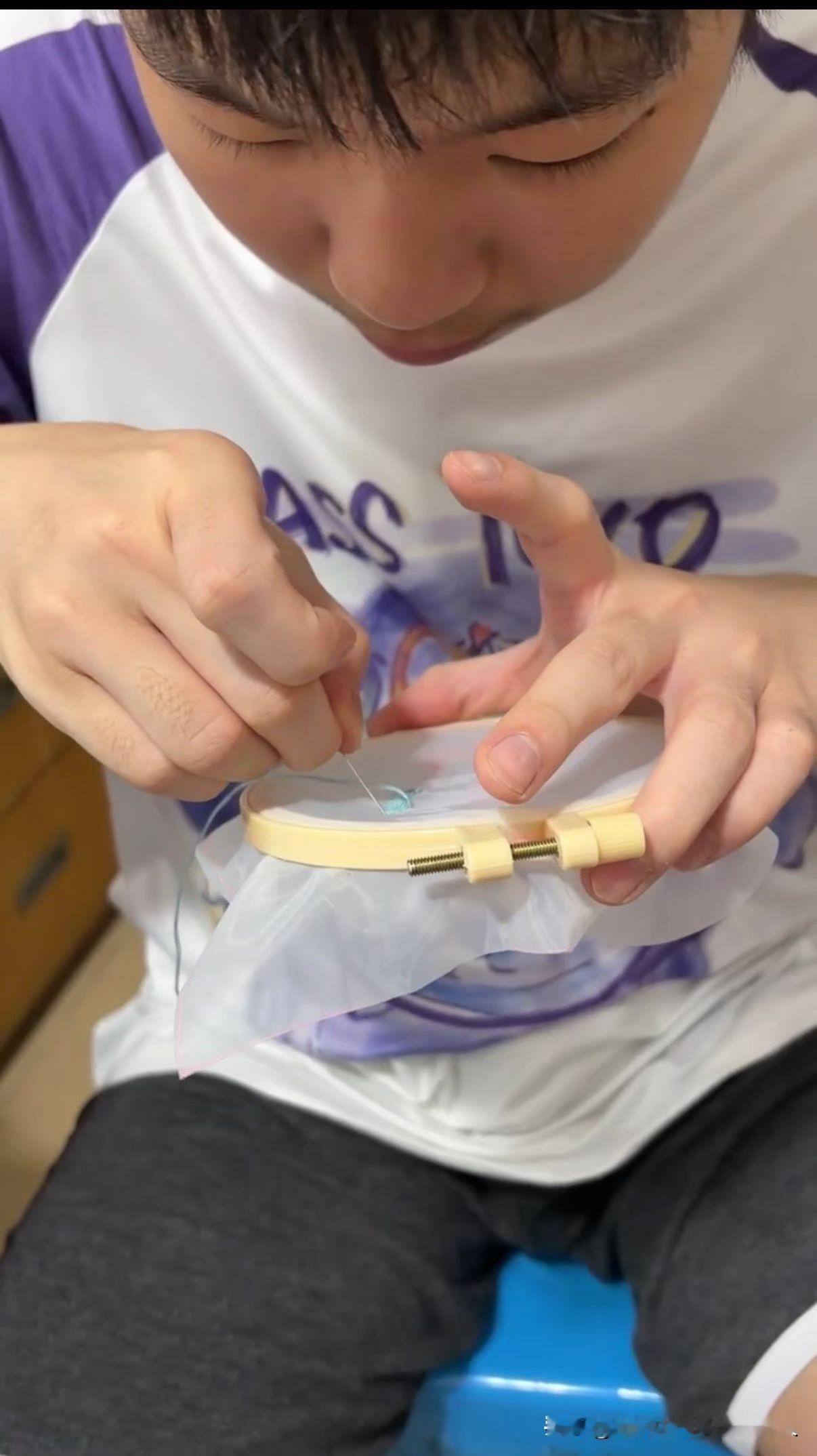 大家要记住，自已的孩子自已疼。尤其是关于孩子的成绩和缺点，真的别随便跟外人聊！