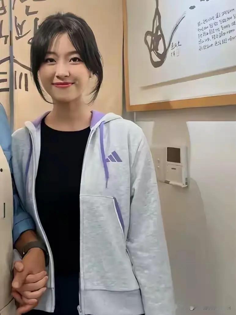 她穿着学位服站在文在寅身边笑得灿烂，几天后，遗体在熟人住所里被找到8月14日