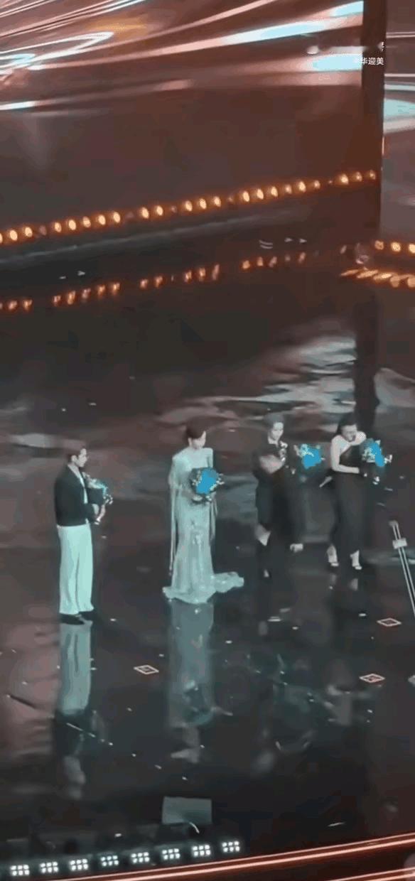 真不是我阴谋论，颁奖礼上那个男演员，但凡把花换个方向拿，老前辈也不至于当着全国观