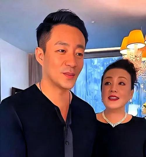 张兰当年攒下4个多亿在台北买豪宅，结果现在成了烂账。儿子汪小菲把钱花得精光，还欠