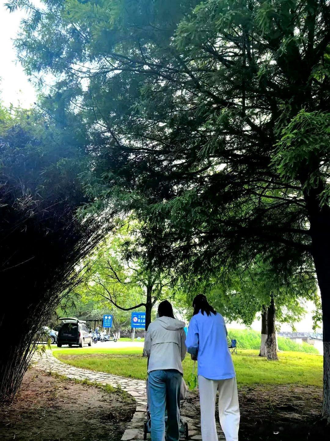 我的认识20闺蜜，从小玩到大。她生孩子我跑了一千里在医院陪了一个礼拜，她闹离