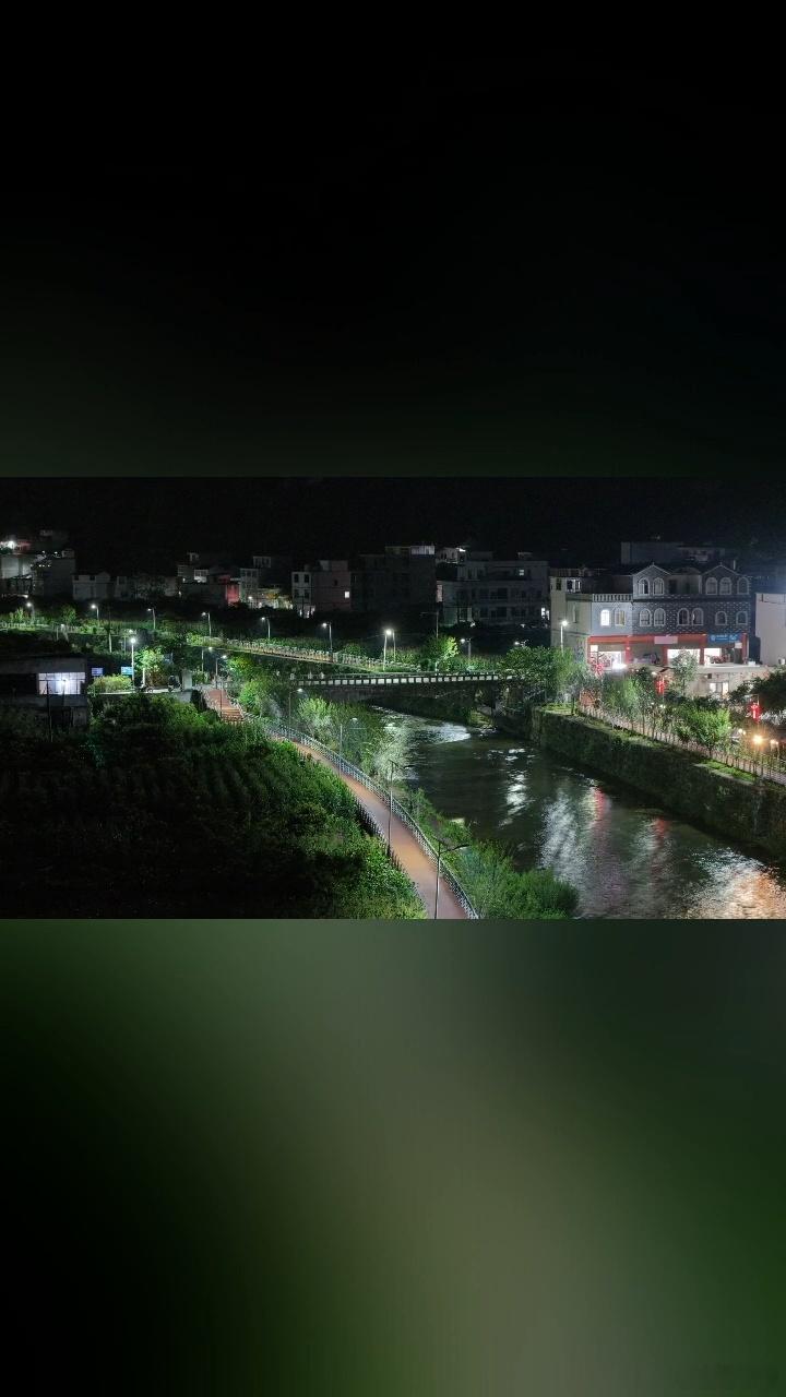 云南镇雄大湾镇罗甸夜景太美了简直就是拿捏住大家的视线了呀，能够看到云南镇雄大湾