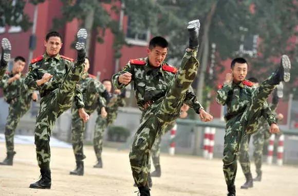 成立一个全员单身、孤儿且无后代的刑警队，是否有助于更有效地打击黑恶势力？如果国