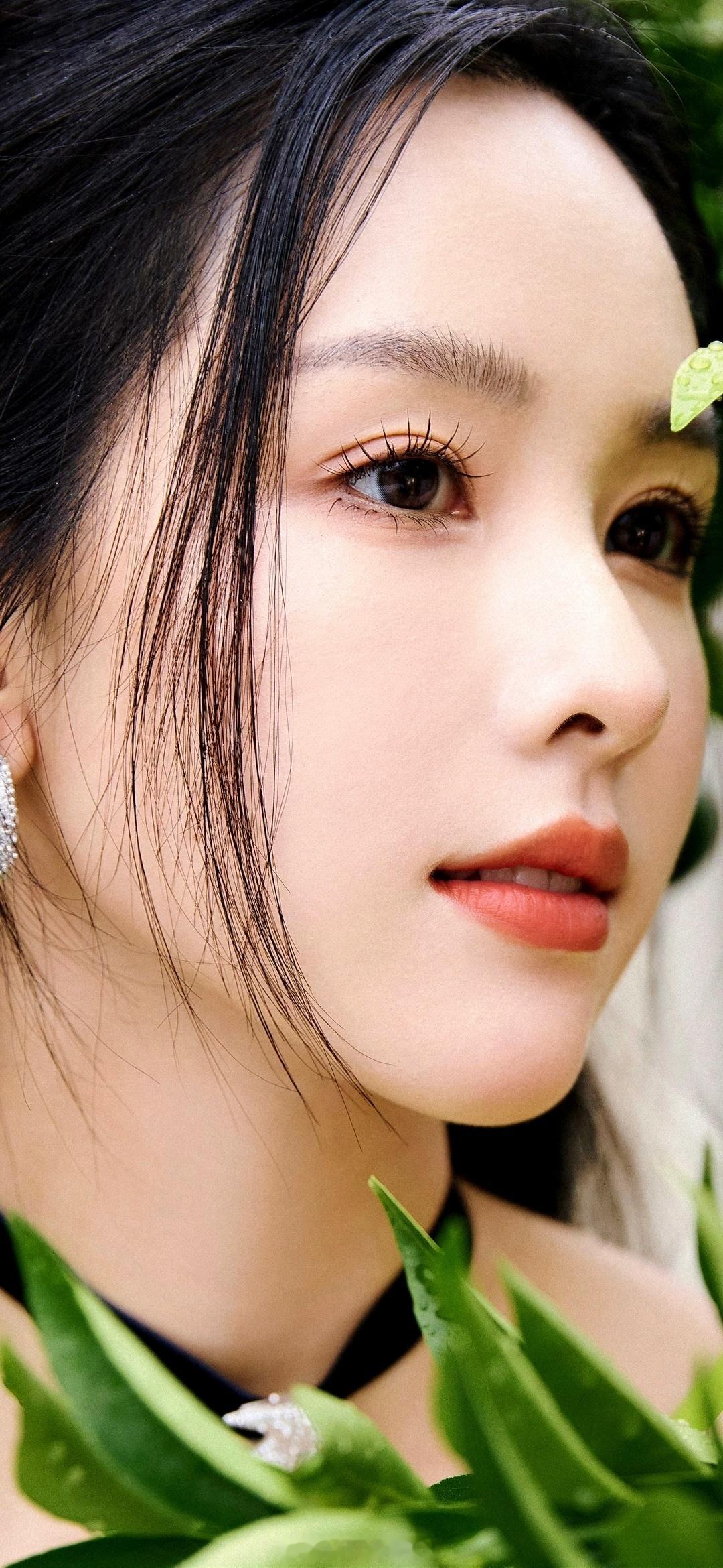 陈都灵黄绿色露背长裙