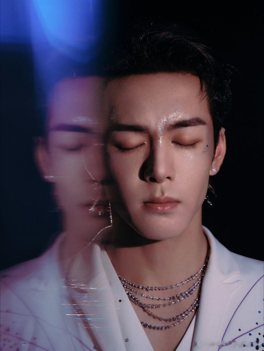 曾舜晞跨年晚会造型出图，好闪的一套Look