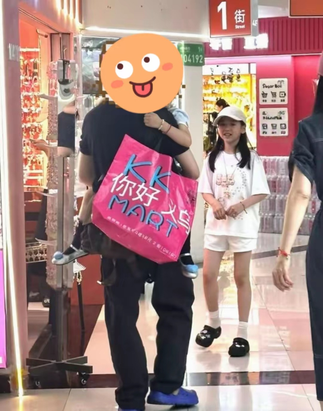 47岁董璇和10岁女儿小酒窝现身浙江一间商场买玩偶，小酒窝一身休闲打扮，落落大方
