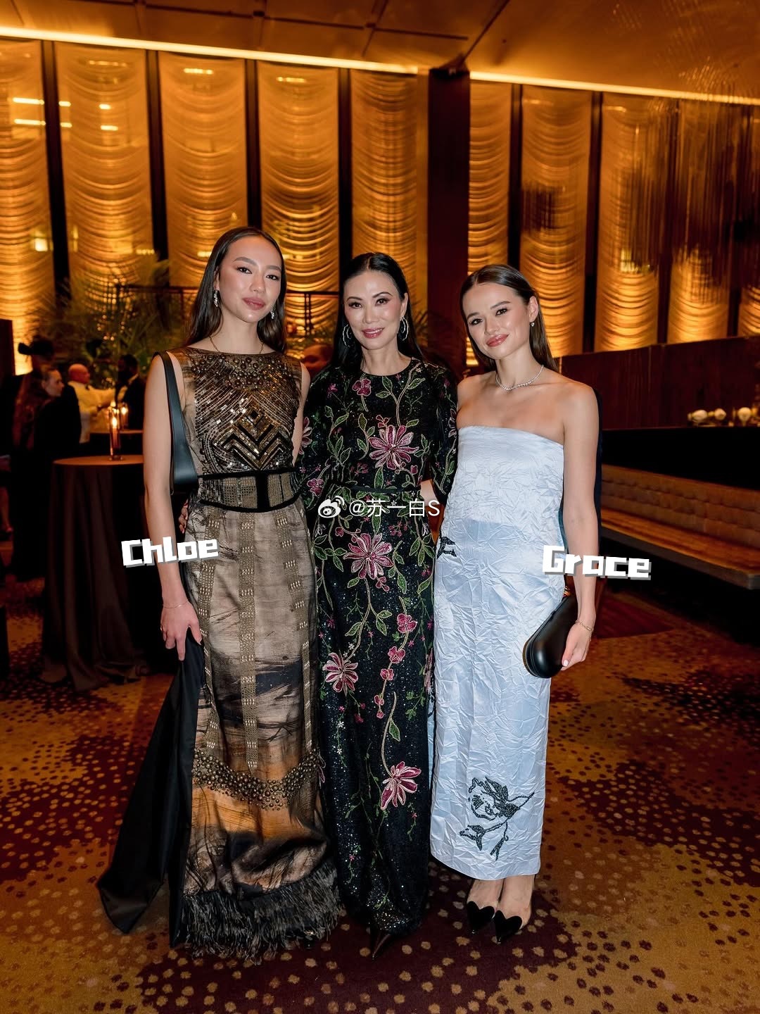 邓文迪晒出跟两个女儿的合照👇背景是在为默多克庆祝95岁的生日派对上🎉图五：G