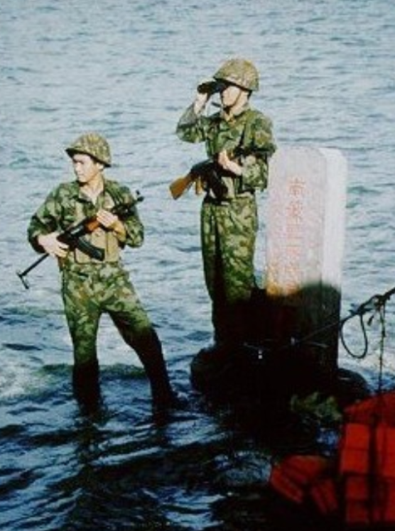 1990年<em>南薰礁</em>，我军遇袭，经过调查：其中6人已确认死亡，而另外5人失踪，现场一