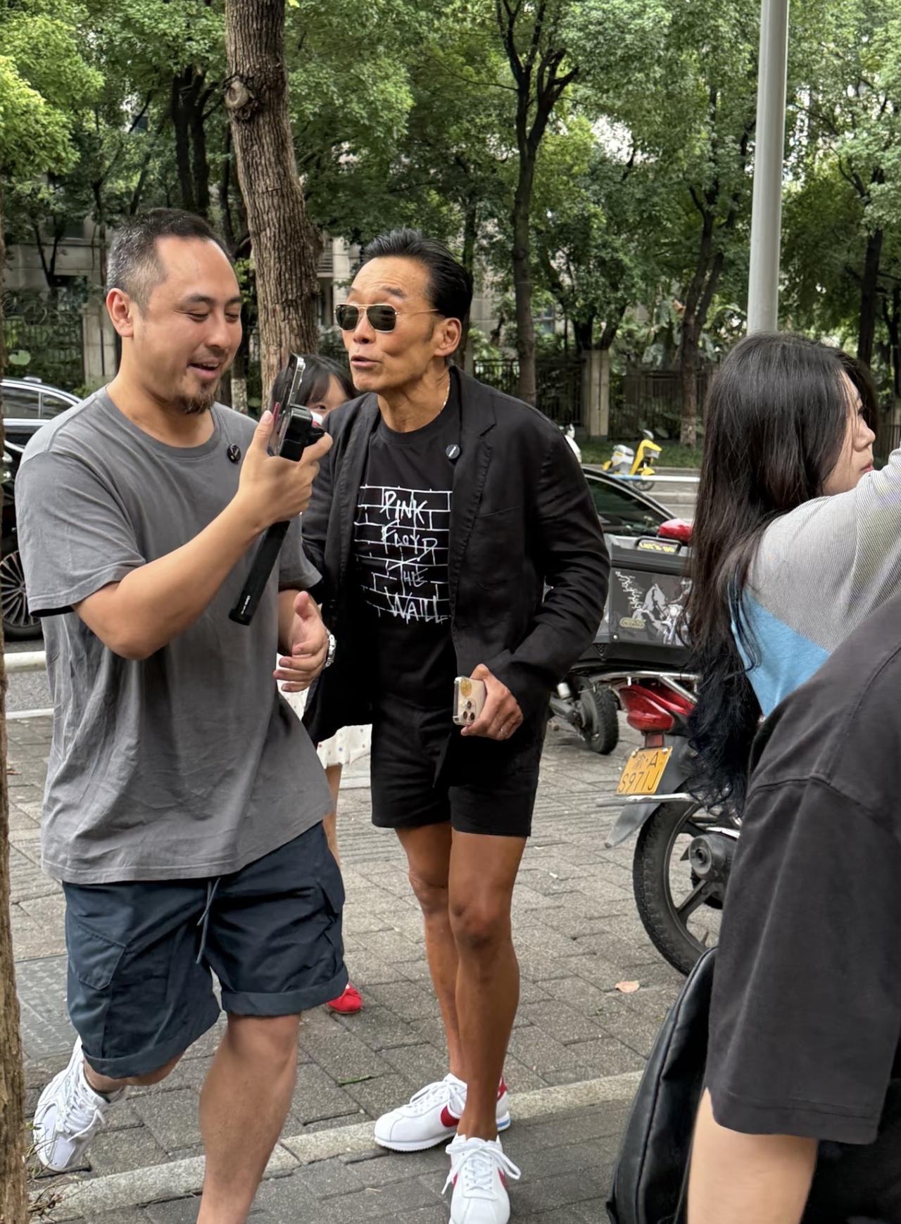 9月13日，有位网友在重庆偶遇郑浩南，他现身一家餐馆的画面。60岁的郑浩南还