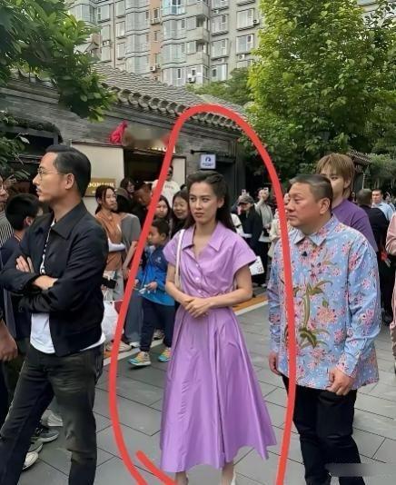 这居然是黄圣依，到底是哪里变了，原来多好看，眉清目秀的，算不上顶级美女，但也是小