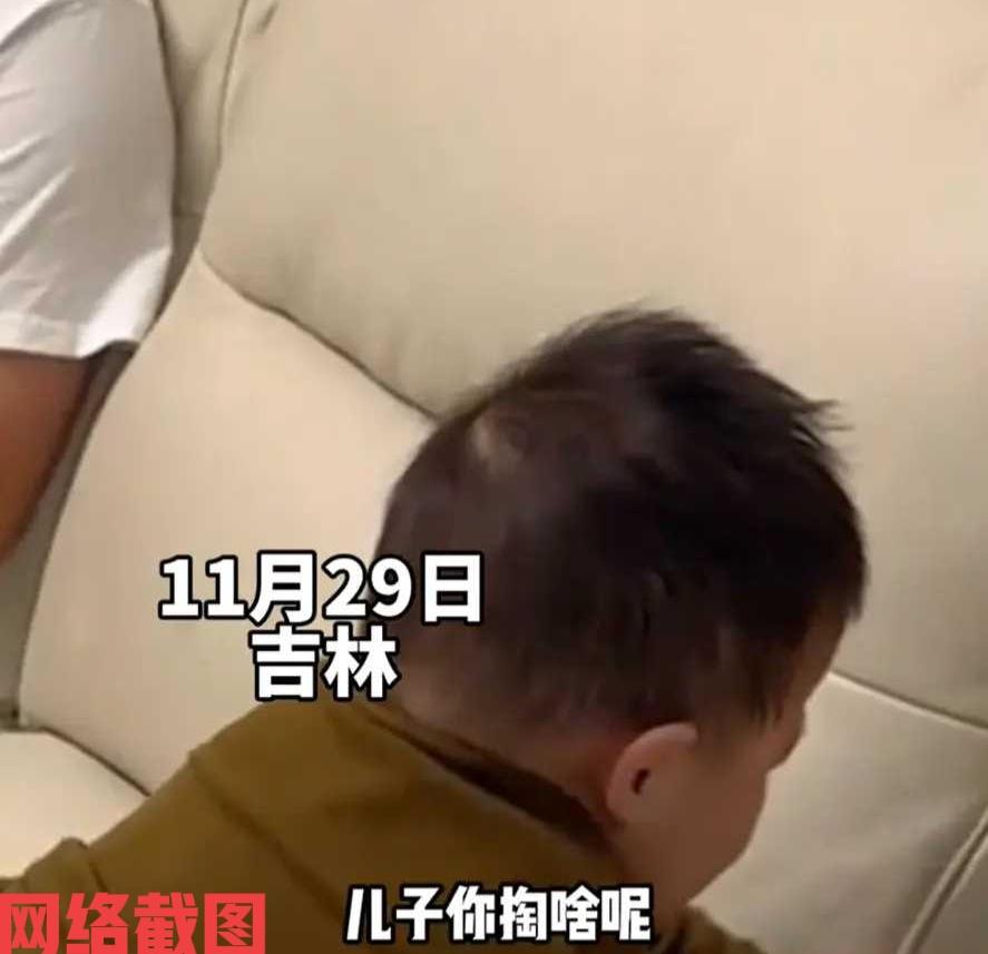 吉林有幸福的一家三口。这天这家人吃过饭后在客厅里，但见家里的儿子在沙发里不停