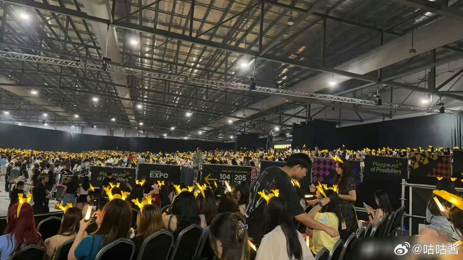 鹿晗新加坡小鹿去新加坡哪是开演唱会，这分明就是和女朋友的约会，满场都是漂亮妹妹