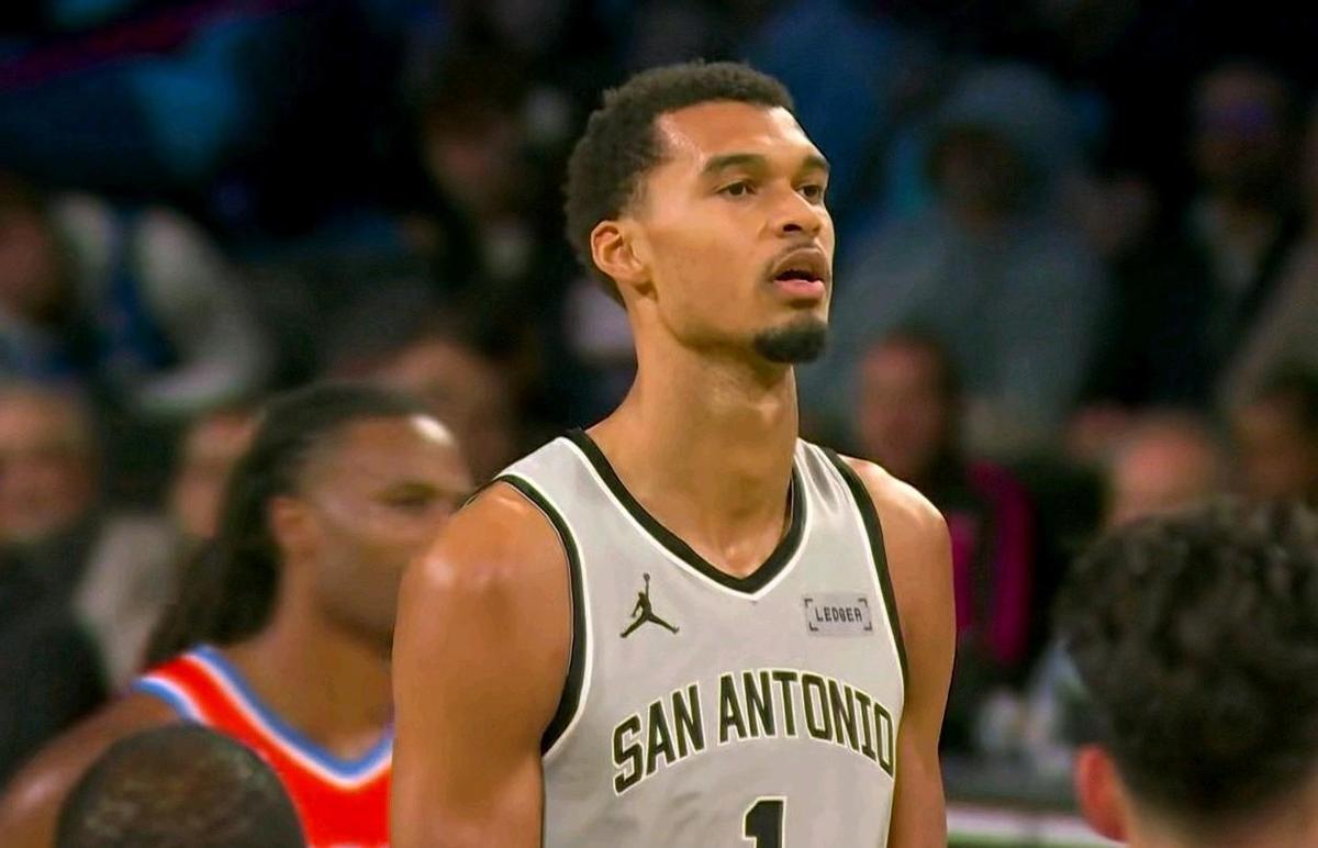 十六分落后时，波波维奇把战术板直接摔了。然后马刺用八分钟撕碎雷霆的防线。文班